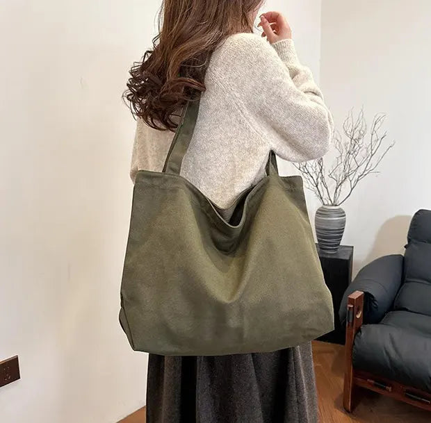 オルタナティブキャンバストートバッグを着用する女性