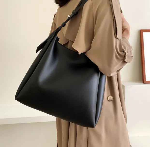 ベルト風ショルダートートバッグ（ポシェット付き）を着用する女性