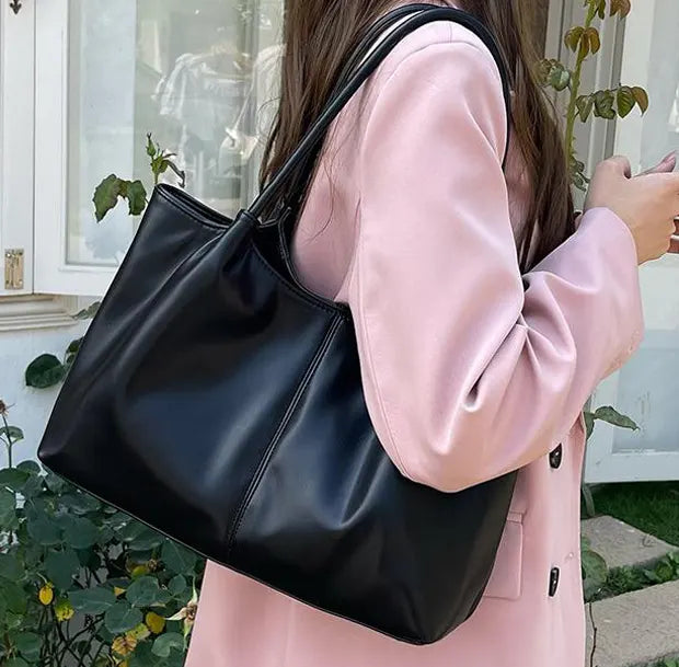 カジュアルレディースハンドトートバッグを着用する女性