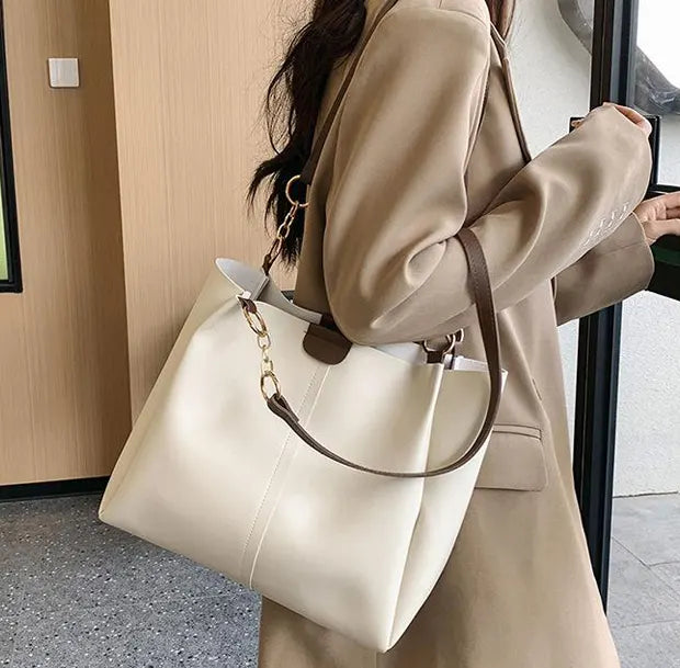 チェーンディテールトートバッグを着用する女性