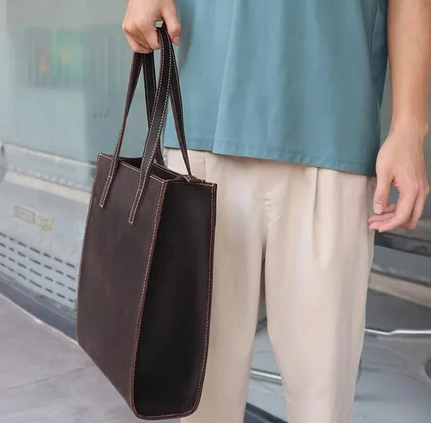 シックレザーレトロトートバッグを着用する人