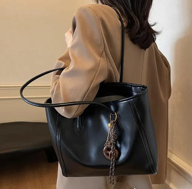 クラシカルソフィトートバッグの着用画像