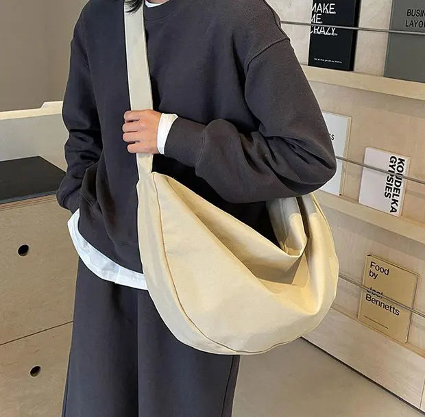 カラーブーストキャンバストートバッグを着用する女性