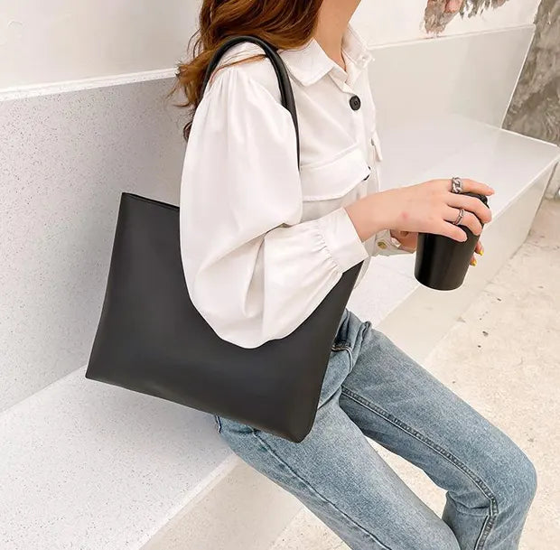 コンパクトシティトートバッグを着用する女性