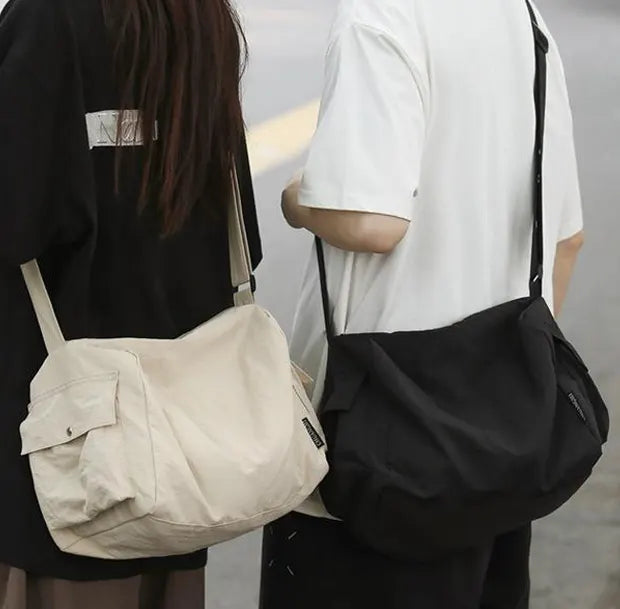 エコシックナイロントートバッグを着用している男女