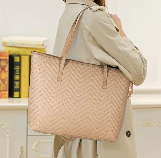 ヘリンボーントートバッグのベージュ