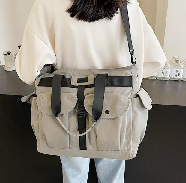 インタラクティブ多機能トートバッグを着用する女性