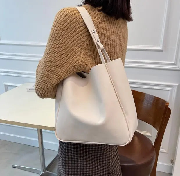 リュクスバケツトートバッグを着用する女性