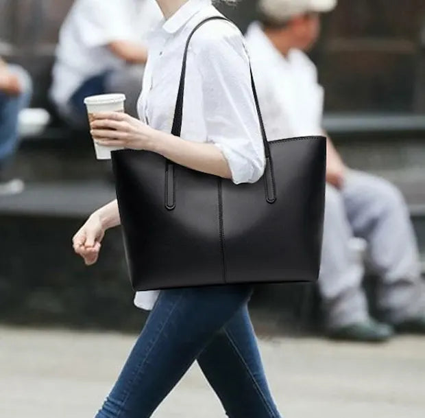 モノリススタイルトートバッグを着用する女性