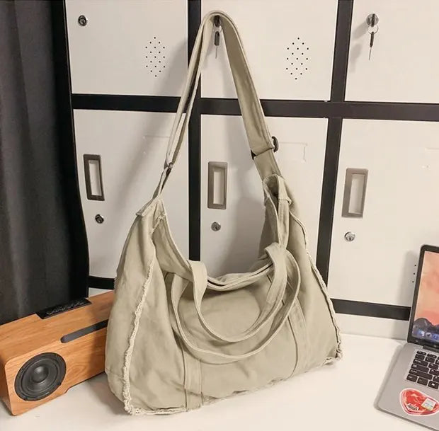 ナチュラルフリンジキャンバストートバッグのカーキ