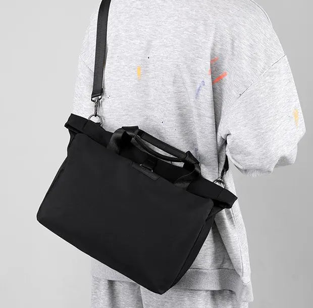 ナイロントラベルショルダートートバッグを着用する人