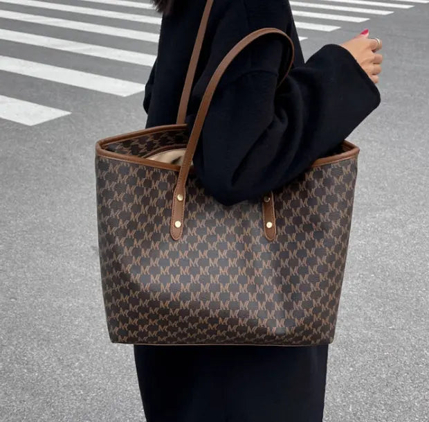 プレミアムシングルトートバッグをかけている女性