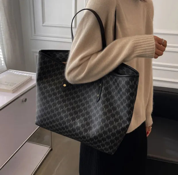 プレミアムシングルトートバッグをかけている女性