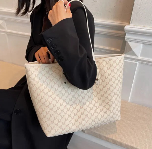 プレミアムシングルトートバッグの白色をかけている女性