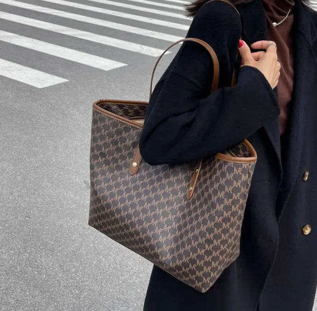プレミアムシングルトートバッグを掛けている女性