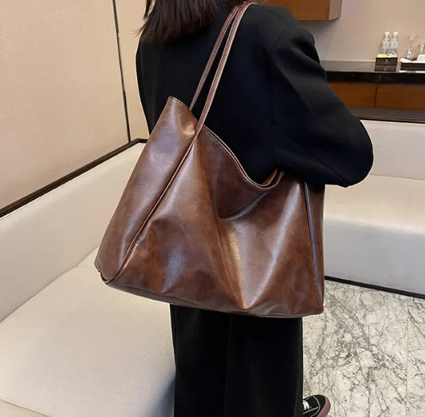 レトロカジュアルソフトトートバッグを着用する女性