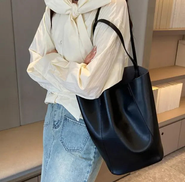 シンプルバケットトートバッグを着用する女性