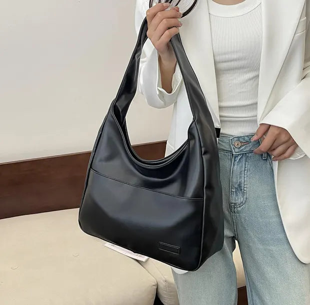 シンプルモダントートバッグを着用する女性