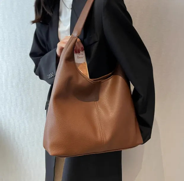 ソフトハンモックトートバッグを着用する女性
