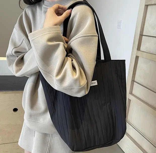 トーンキャンバストートバッグの着用画像